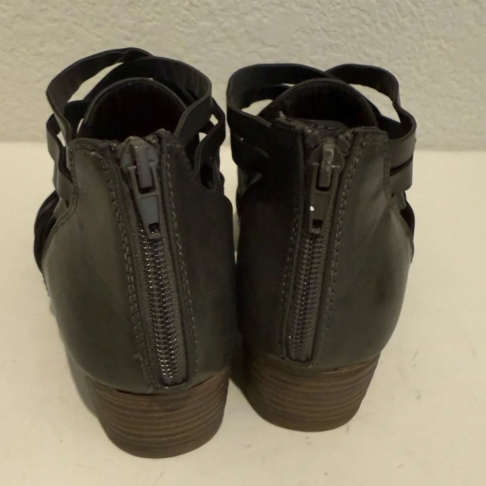 Maurices Diana Strappy Cutout Faux-Leather Distressed Ankle Bootie Gray Size 9